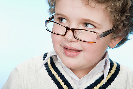 戴眼镜的男孩的肖像图片