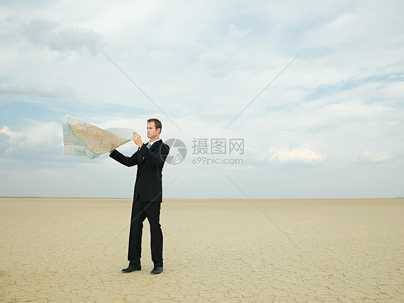 商人在沙漠里看地图图片