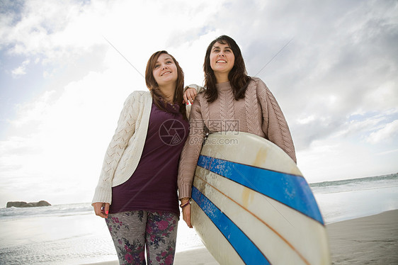 两个带冲浪板的女孩，肖像图片