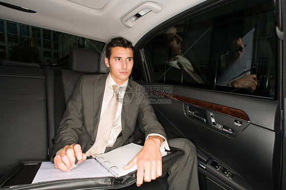 坐在车后面的商人图片