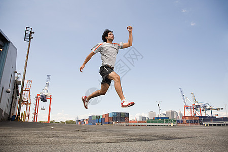 男子跳远运动员图片