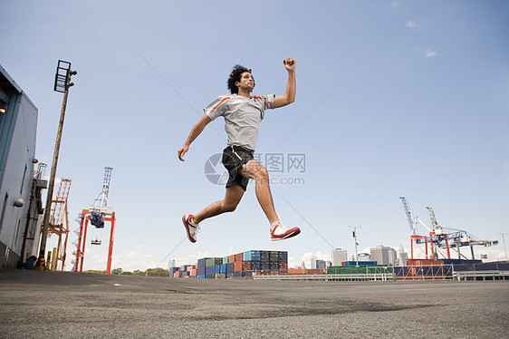 男子跳远运动员图片