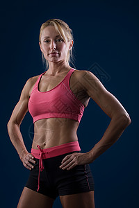 肌肉发达的女人的肖像背景图片