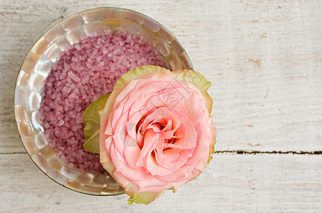 玫瑰和一碗浴盐背景图片