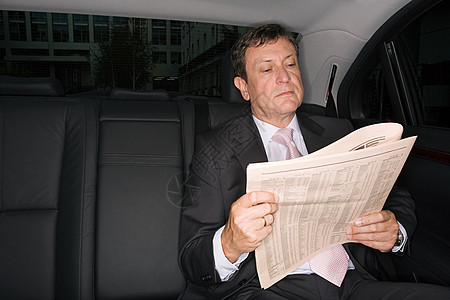 商人在车上看报纸图片