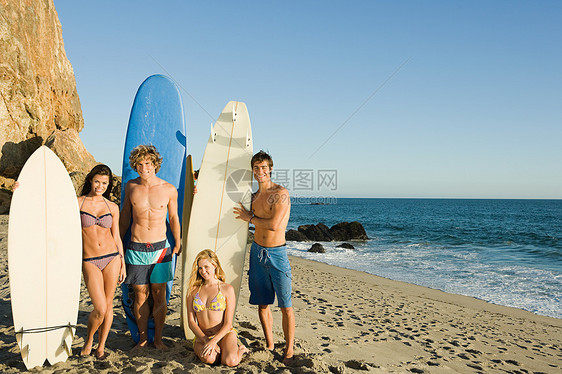 海滩上的冲浪朋友图片