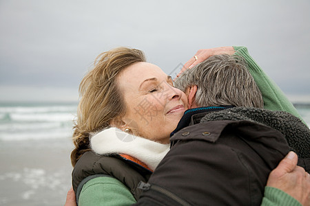 在海边拥抱的成年夫妇图片