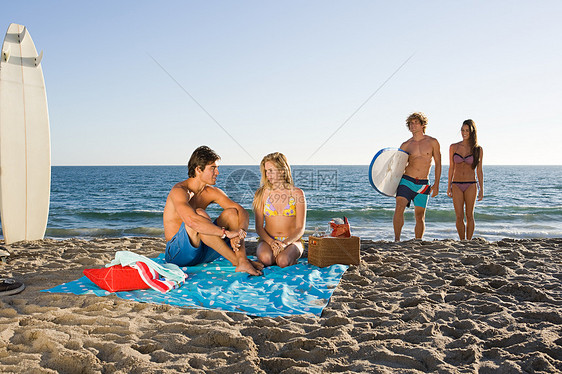 海滩上的年轻夫妇图片