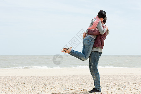 海边的男人举起女友图片
