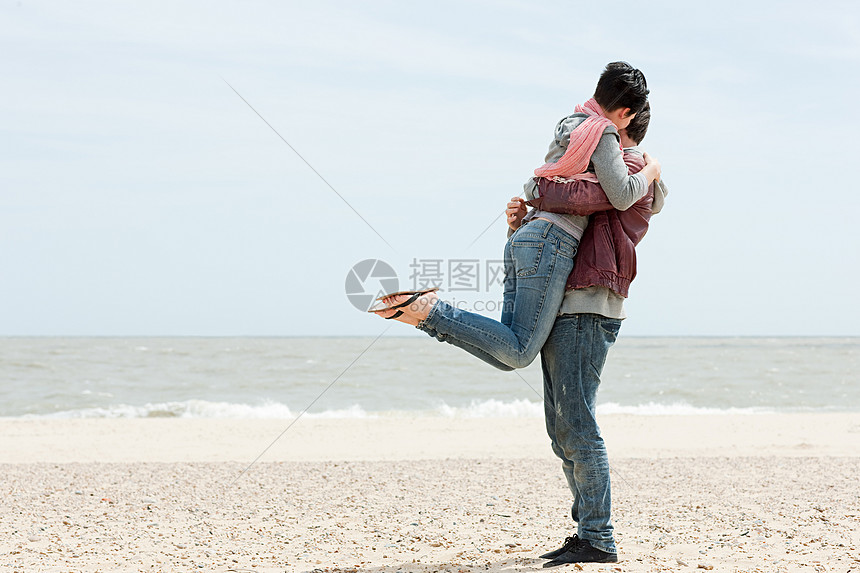 海边的男人举起女友图片