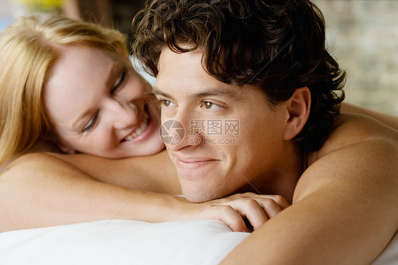 夫妻在床上休息图片