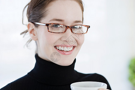 戴眼镜的年轻女子背景图片