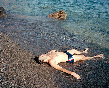 希腊克里特岛上日光浴的人背景图片