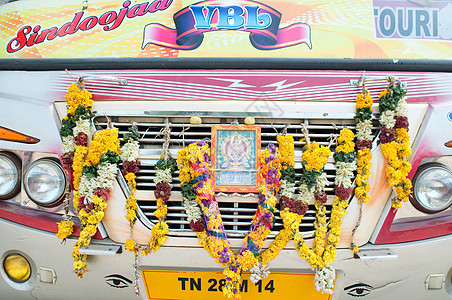 朝圣的巴士前面的印度教花环图片