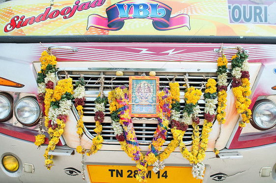 朝圣的巴士前面的印度教花环图片