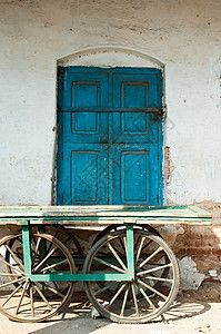 卡纳塔克迈索尔蓝色门前的木车背景图片