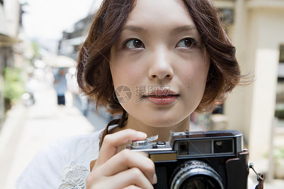 带相机的年轻女子图片