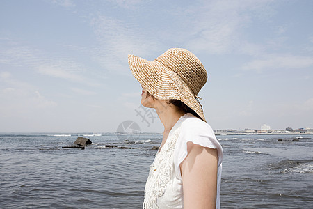 海边的年轻女子图片