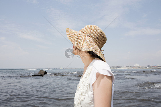 海边的年轻女子图片