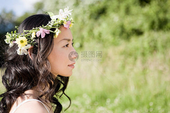 戴花头饰的女人图片