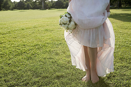 新娘站在草地上图片