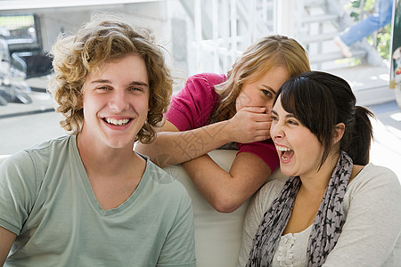 少女对她的一个朋友低声说话图片素材