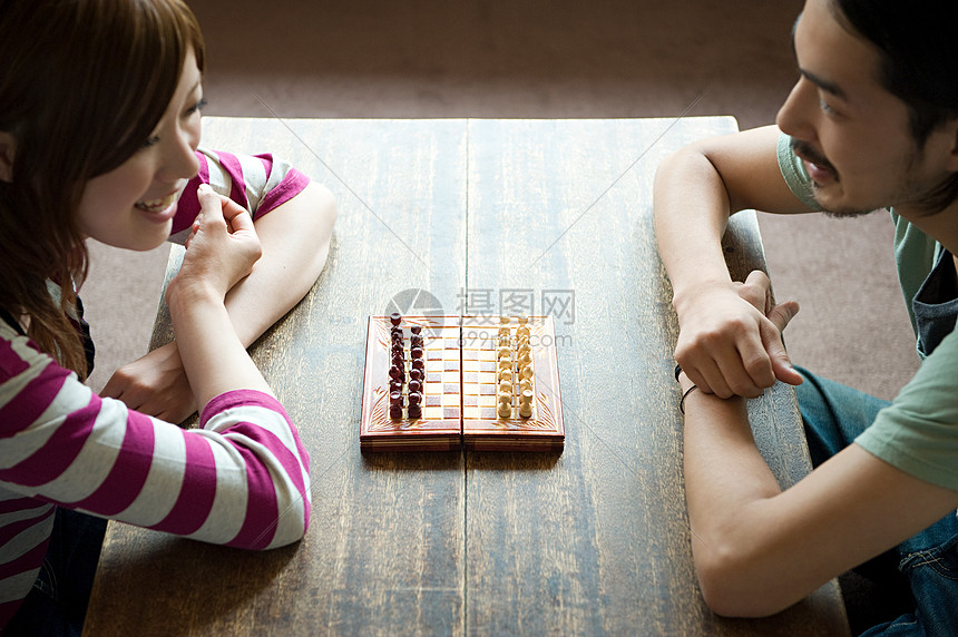 年轻夫妇下棋图片