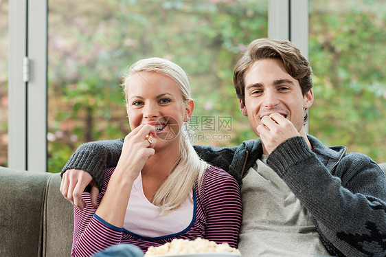 看电视的年轻夫妇图片