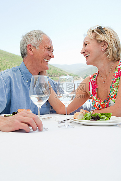 老年夫妇在船上度假吃午饭图片