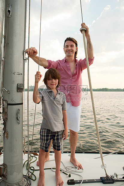 父亲和儿子在游艇上，肖像图片