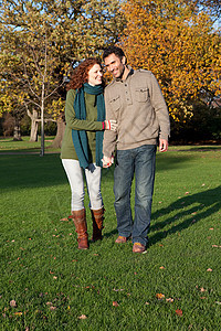 一对夫妇在德威治公园牵手图片