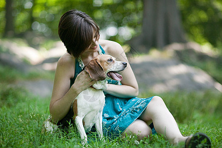 带着宠物小猎犬的女人图片