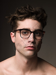 戴眼镜的年轻人背景图片