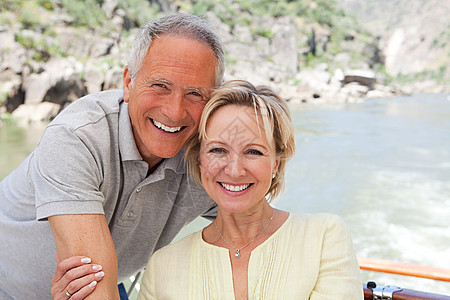 在船上度假的老年夫妇图片