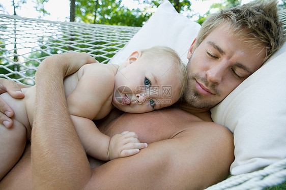 爸爸和小女儿抱在吊床上图片