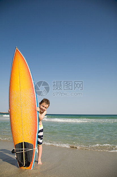 ‘~男孩把冲浪板放在沙子里  ~’ 的图片