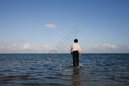 商人站在海上图片