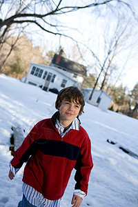 男孩在雪地里行走图片