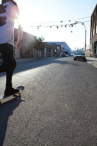 阳光下的城市街头滑板手图片