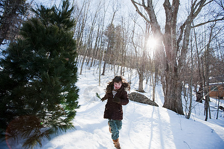 在雪中奔跑的女孩图片