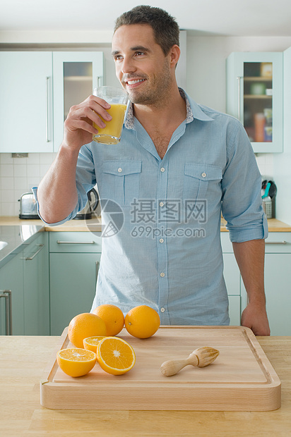 男人喝橙汁图片