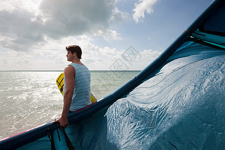 海滩上的风筝冲浪者图片
