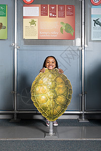 站在凯姆斯里德利海龟壳后面的女孩图片