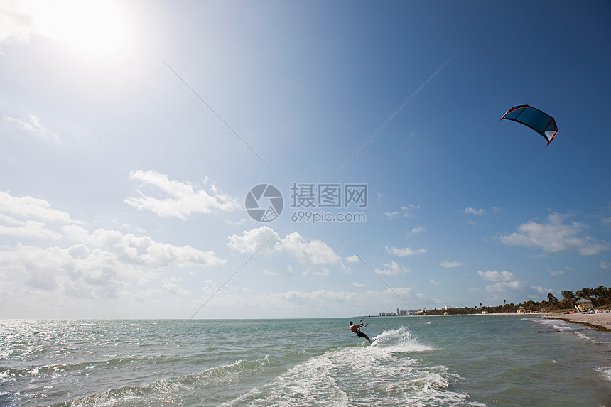 年轻人风筝冲浪图片