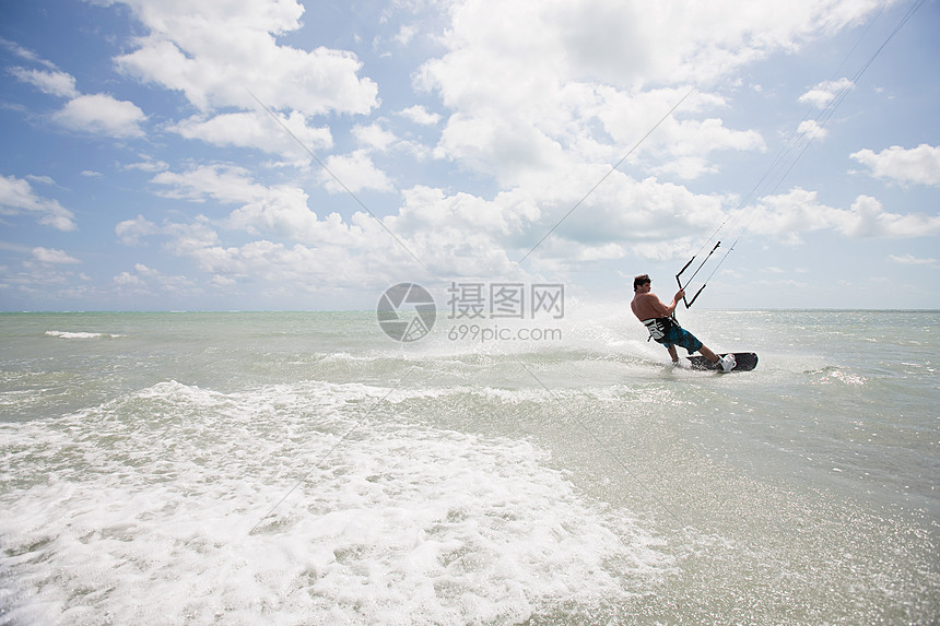 年轻人风筝冲浪图片