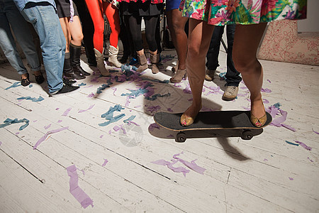 派对上站在滑板上的女人图片