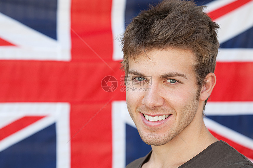 年轻人和英国国旗图片
