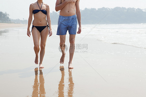 一对夫妇在海边散步图片