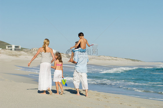 海滩上的家人图片