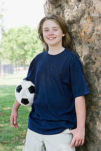 拿足球的男孩图片